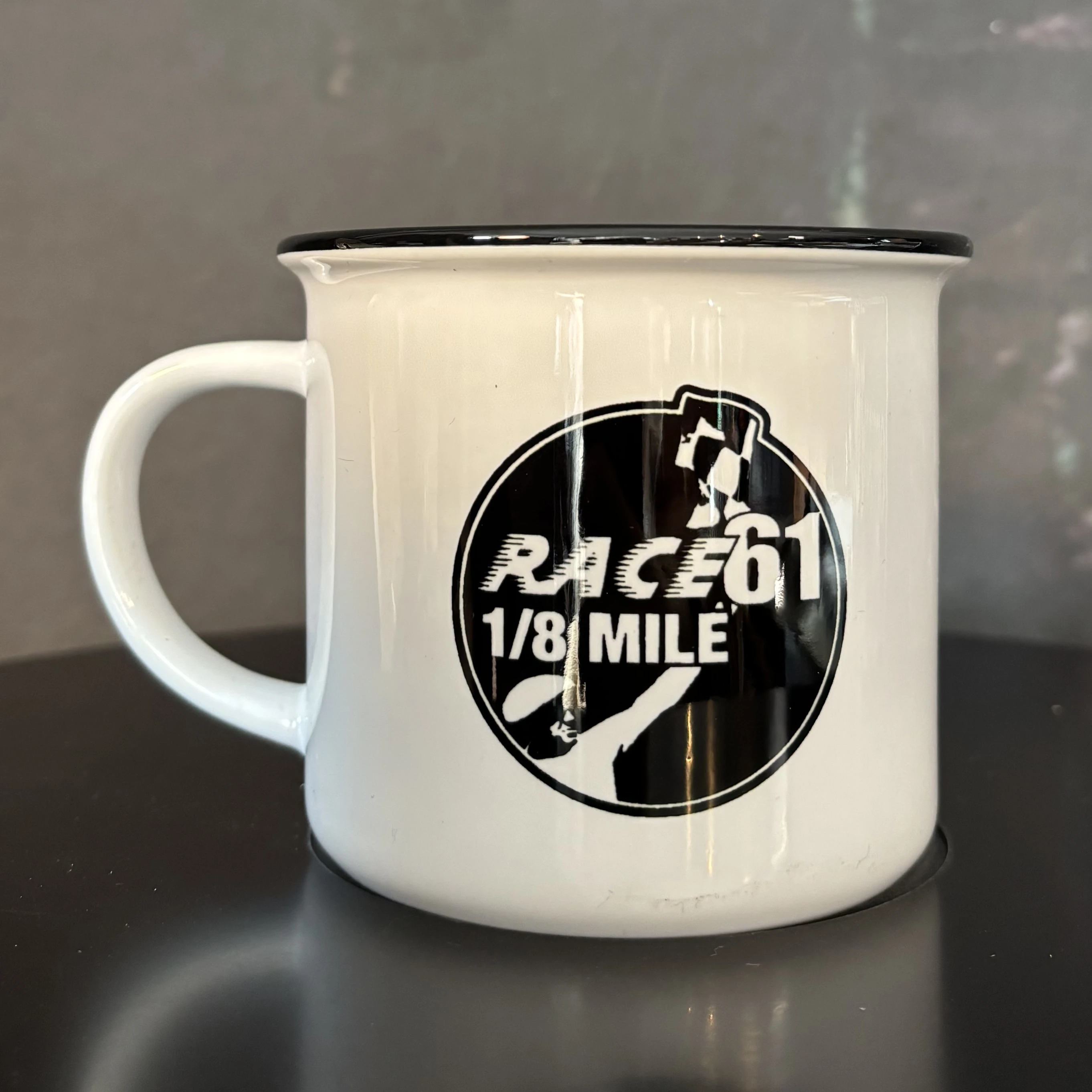Race 61 Emailletasse Logo Weiß